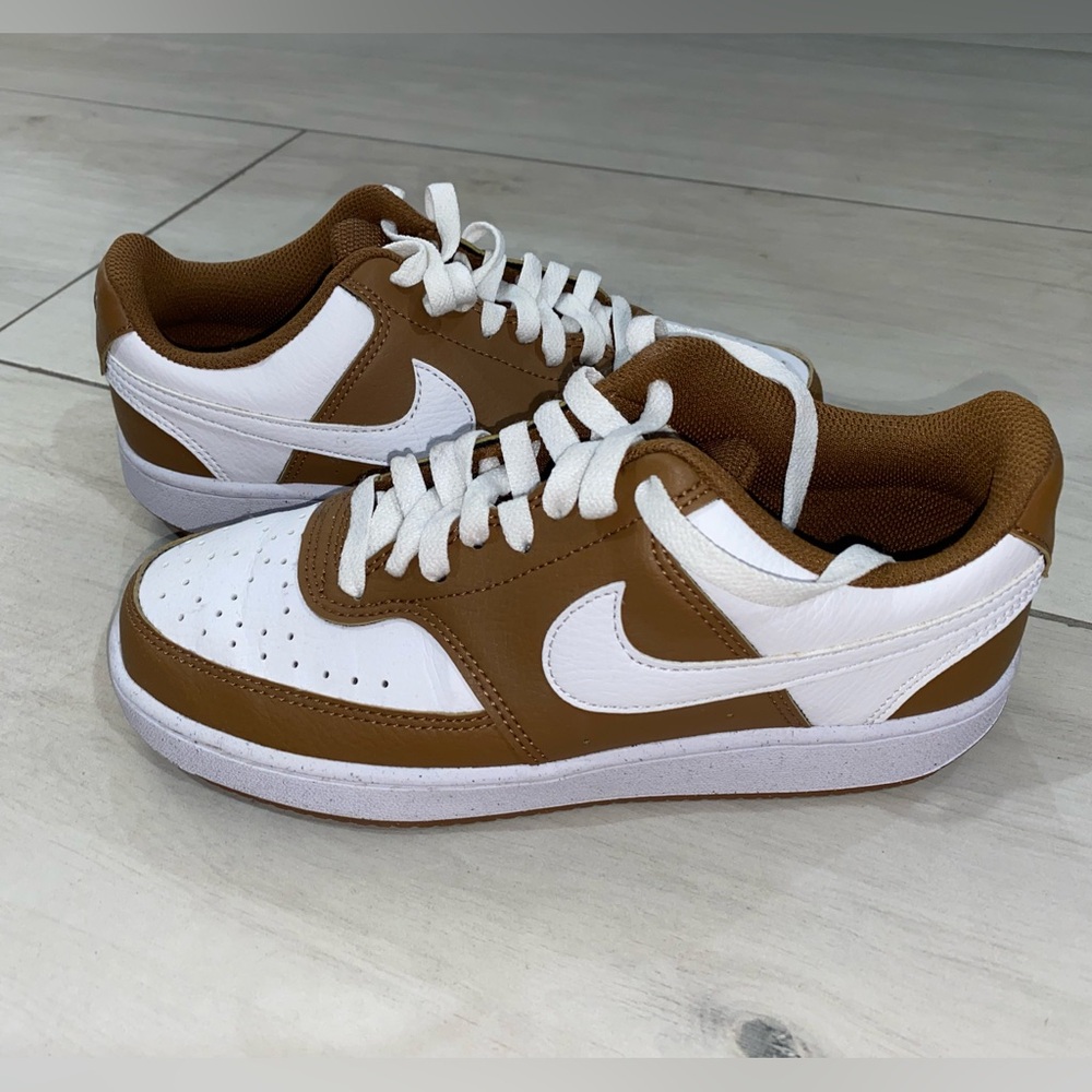Nike women Low-Top Sneaker - White & Brown